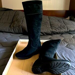 Suede fur lined winter boots
Wedge 2” heel 
Shaft 15”
Calf 15 1/2”
New in box